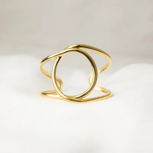 Χειροπέδα Fluide Or – Μοντέρνο γυναικείο βραχιόλι με minimal σχεδιασμό και αίσθηση κίνησης