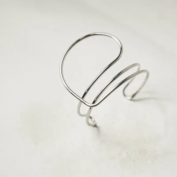 Χειροπέδα Ondine – Bold design με έντονη παρουσία στον καρπό