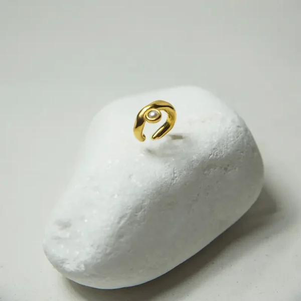 Earcuff Mira – Κομψό earcuff με πέρλα για μοντέρνα εμφάνιση