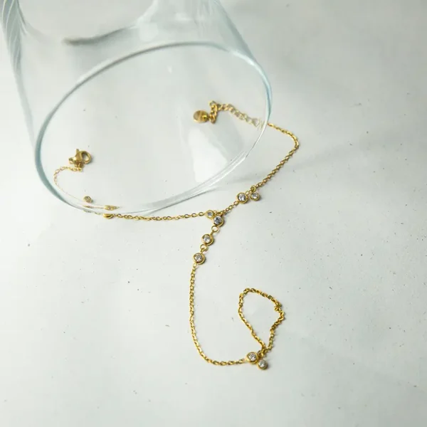 Ringchain Celeste χρυσό ατσάλινο κόσμημα χεριού με ζιργκόν