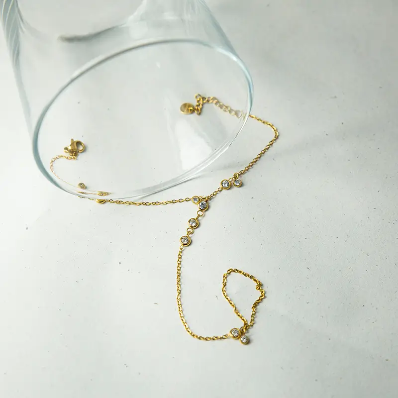 Ringchain Celeste χρυσό ατσάλινο κόσμημα χεριού με ζιργκόν