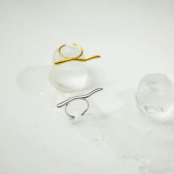 Δαχτυλίδι serene wave χρυσό και ασημένιο σε λευκό φόντο