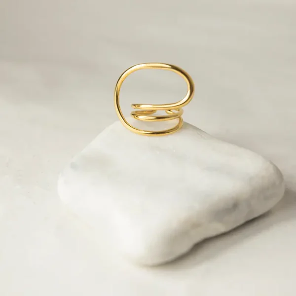 Χρυσό μοντέρνο δαχτυλίδι Alinea με fluid κυματιστή γραμμή και minimal σχεδιασμό