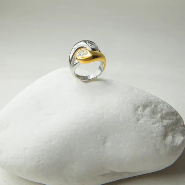 Δαχτυλίδι Lumen duality Δίχρωμο δαχτυλίδι ζιργκόν Lumen Duality σε bold design