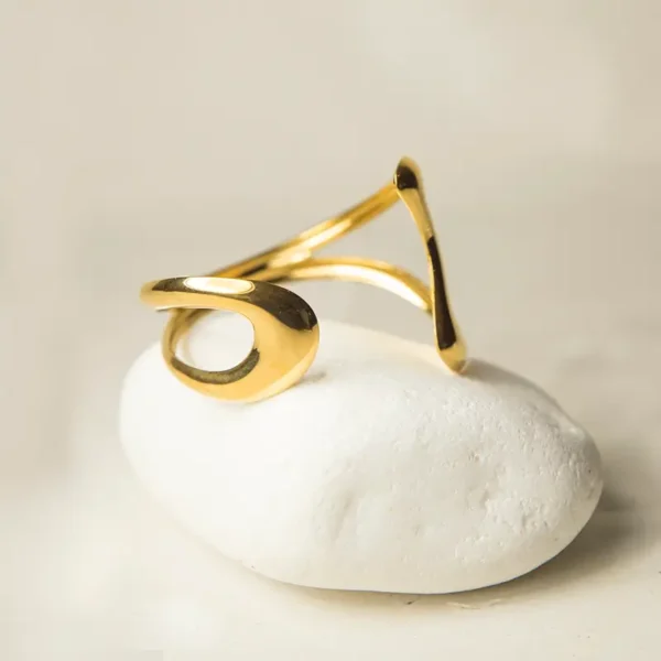 Χειροπέδα ατσάλι rhea σε χρυσό χρώμα με οργανική κυματιστή γραμμή και minimal σχεδιασμό