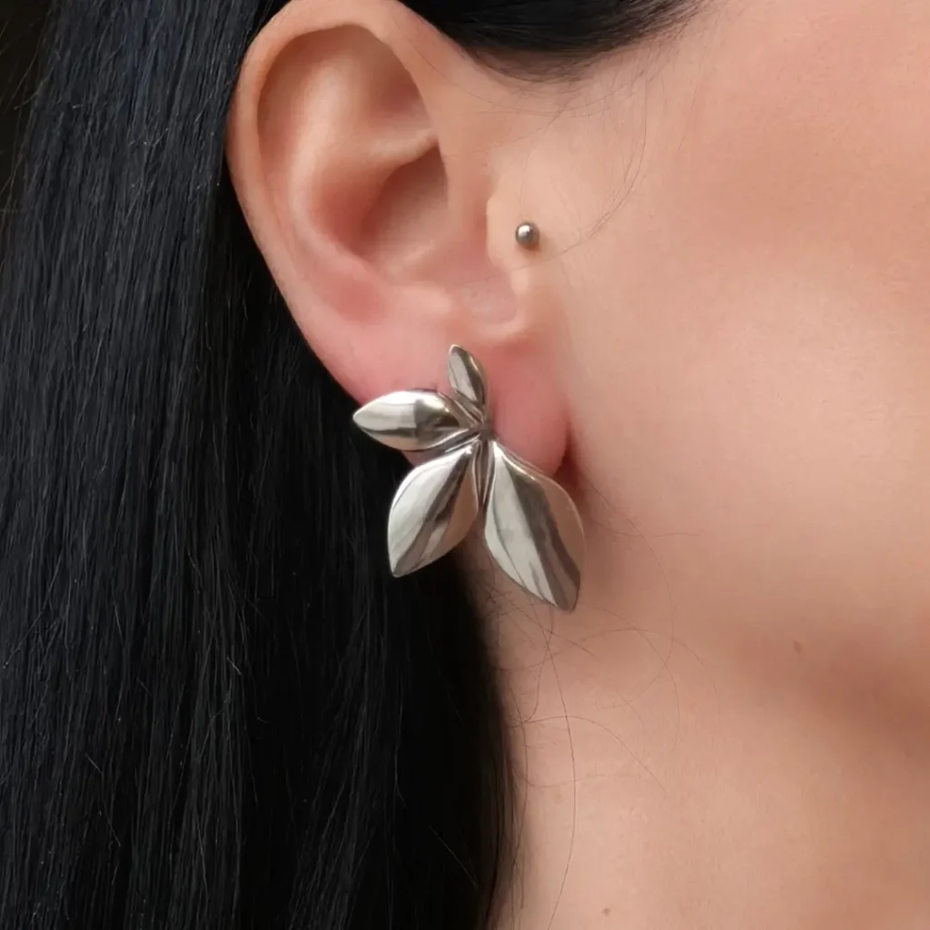 Minimal σκουλαρίκια ατσάλι Petals με οργανική φόρμα σε σχήμα πέταλου, διαθέσιμα σε χρυσό και ασημί, κοσμήματα Chryselle Jewelry που δεν μαυρίζουν.