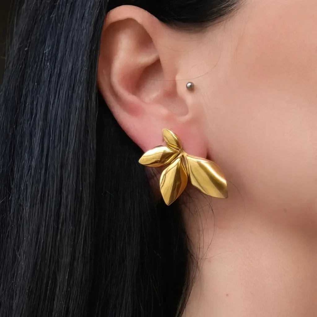 Minimal σκουλαρίκια ατσάλι Petals με οργανική φόρμα σε σχήμα πέταλου, διαθέσιμα σε χρυσό και ασημί, κοσμήματα Chryselle Jewelry που δεν μαυρίζουν.