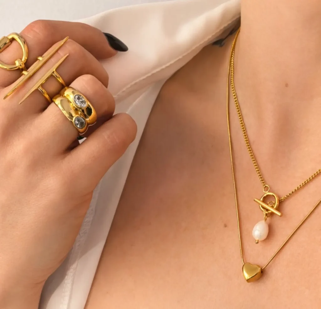 Γυναικεία κοσμήματα - Chryselle jewelry - Σύγχρονο brand κοσμημάτων με έμφαση στο luxury minimal design και τις οργανικές φόρμες. Χειροποίητα χρυσά κοσμήματα, δαχτυλίδια και earcuffs υψηλής αισθητικής, εμπνευσμένα από τη φύση και τη δύναμη των στοιχείων. Διαχρονική κομψότητα και αυθεντικότητα σε κάθε δημιουργία.