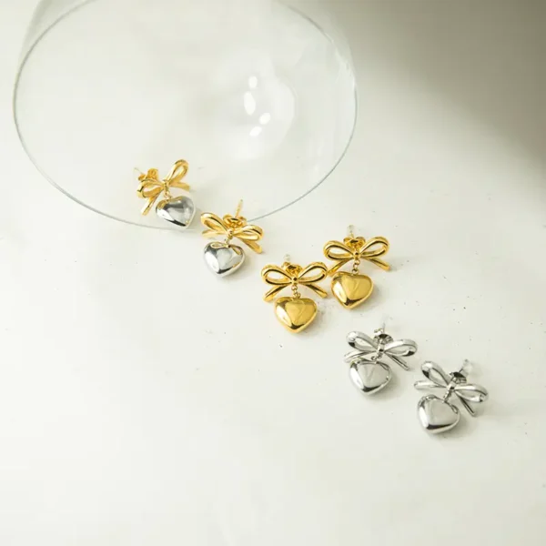 Σκουλαρίκια Brigitte ασημένιαν - χρυσά κρεμαστά με καρδιές