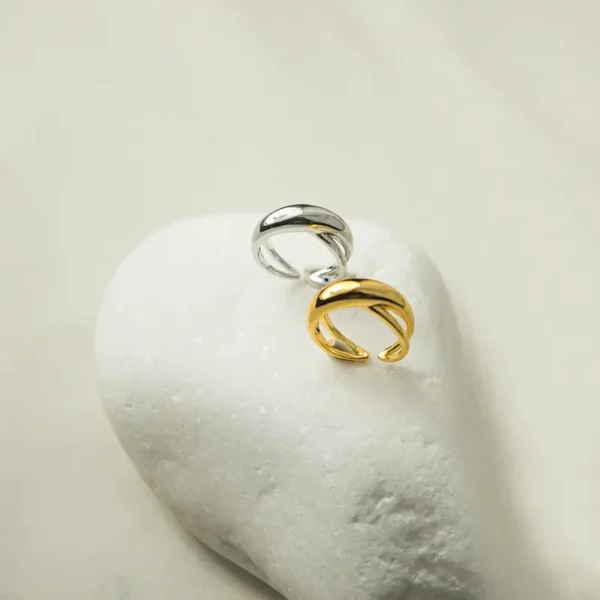 Δίχρωμο δαχτυλίδι ατσάλι Morena με καμπύλες γραμμές σε χρυσό και ασημί, minimal κόσμημα Chryselle Jewelry που δεν μαυρίζει.