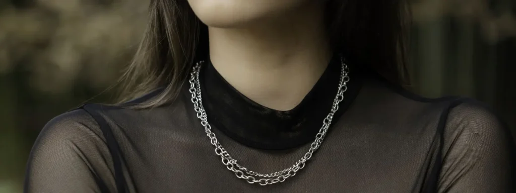 Ασημένια γυναικεία κοσμήματα σε μαύρο φόντο