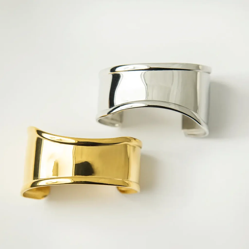 Ατσάλινη χειροπέδα Aine σε ασημί ή χρυσό χρώμα από επιχρυσωμένο ανοξείδωτο ατσάλι 18k, ανθεκτική στο νερό, minimal κόσμημα Chryselle Jewelry.