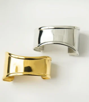 Ατσάλινη χειροπέδα Aine σε ασημί ή χρυσό χρώμα από επιχρυσωμένο ανοξείδωτο ατσάλι 18k, ανθεκτική στο νερό, minimal κόσμημα Chryselle Jewelry.