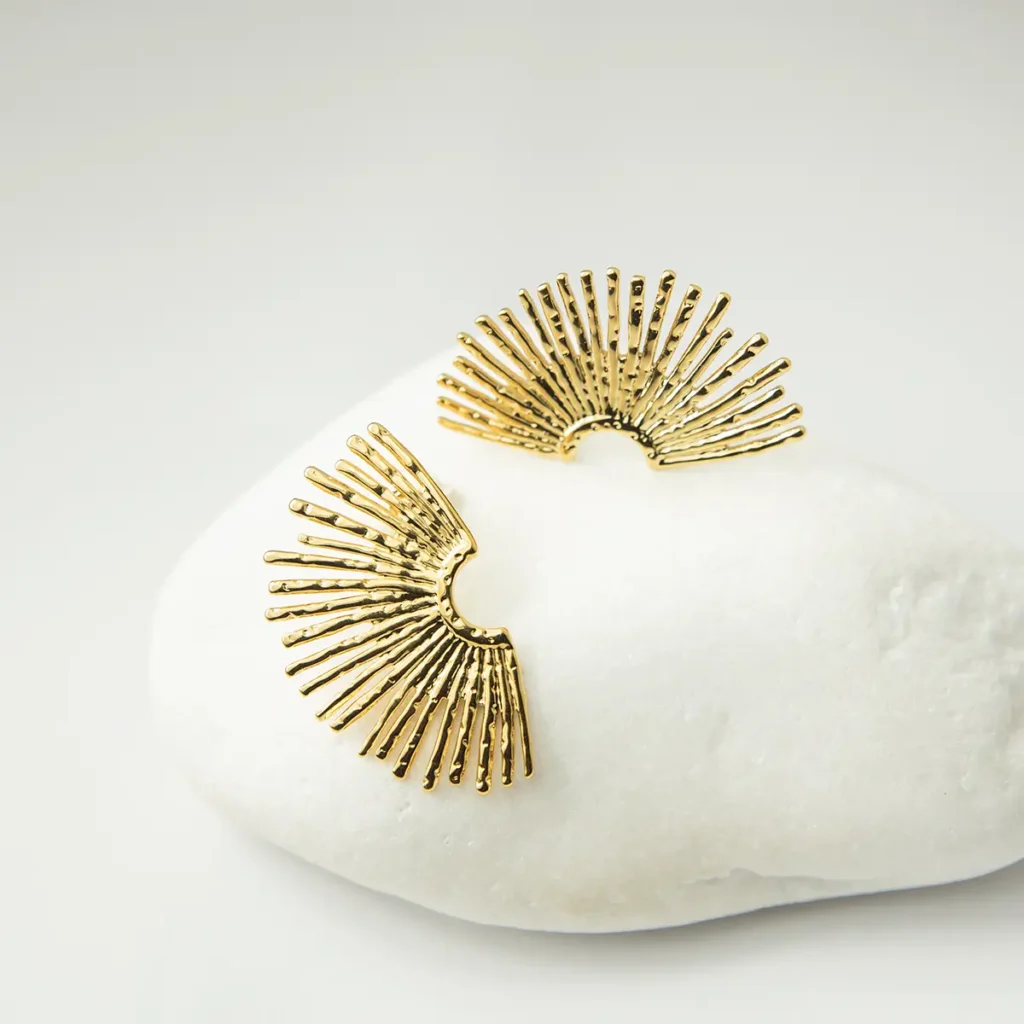 Χρυσά σκουλαρίκια ατσάλι Kiana που δεν μαυρίζουν, επιχρυσωμένο ανοξείδωτο ατσάλι 18k, statement κοσμήματα Chryselle Jewelry.