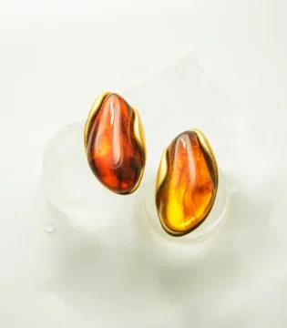 Σκουλαρίκια με πέτρα ατσάλι Kianda που δεν μαυρίζουν, επιχρυσωμένο ανοξείδωτο ατσάλι 18Κ, minimal κοσμήματα Chryselle Jewelry.