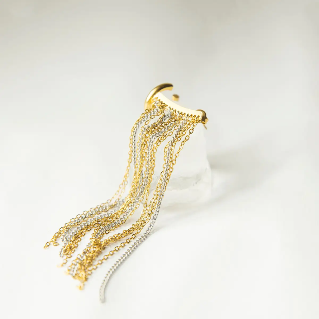Σκουλαρίκι earcuff ατσάλι Ishtar με κρεμαστές αλυσίδες σε χρυσό χρώμα.